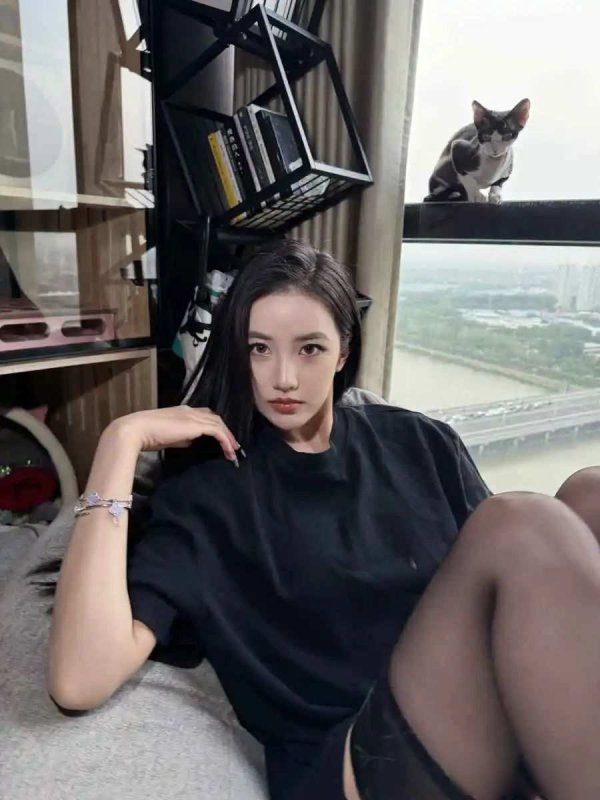 体育游戏app平台阳光斜斜照进他家客厅-开云(中国)kaiyun网页版登录入口